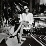 Photographie d'Helmut Newton illustrant la beauté et le désir de la Riviera.