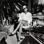 Fotografía de Helmut Newton que ilustra la belleza y el deseo de la Riviera.