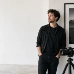 Fotógrafo europeo principiante preparando su participación en un concurso de fotografía